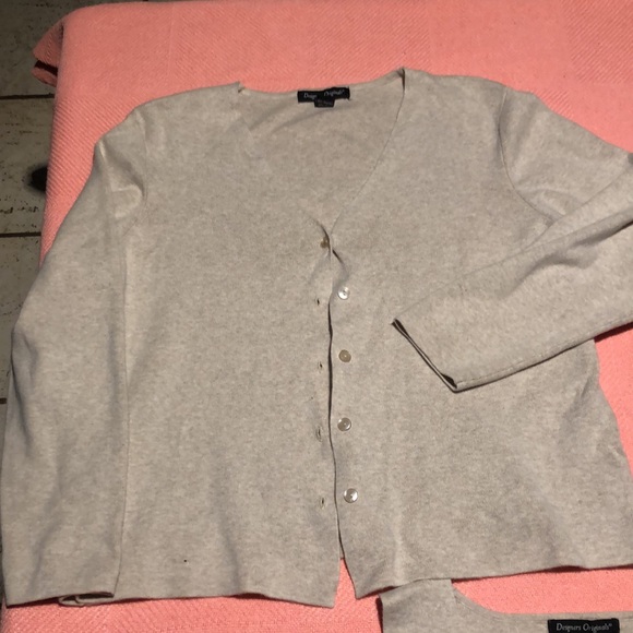 ⭐️⬇️ Designer’s Originals Women’s Sleeveless Sweater and Cardigan Set - Picture 3 of 10